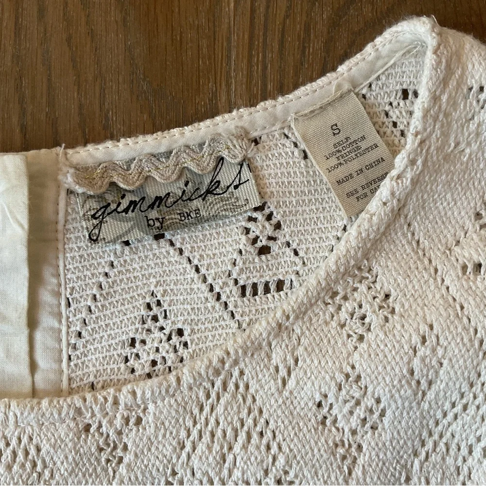 Gimmicks BKE Ivory Crochet Long Sleeve with Fringe Size Small EUC